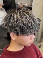 フィフスパーク(fifth PARK) 渋谷緩め波巻きスパイラルパーマメンズホワイトメッシュカラー