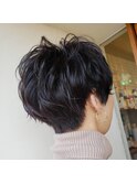 ハンサムショートも、バックショットは女性らしさも演出しつつ。