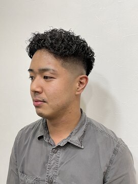 西本整髪 ビジネス　スキンフェード　強めパーマ