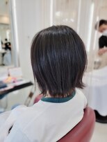 大人可愛い20代30代40代小顔ワンサイドショートボブ丸み外ハネ
