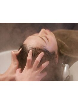 落ち着いた照明とフルフラットのシャンプー台＊極上の美容空間で、身も心も安らぐ、癒しのひと時を―