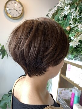 グレープバイン 港南台(GRAPEVINES) 美シルエット前下がり丸みショート