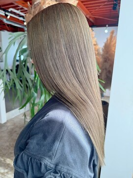 マド(Mado) 縮毛矯正×明るめカーキグレージュ