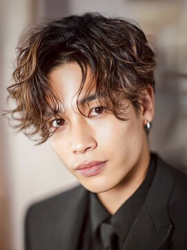 ルービック(Rubik's) スパイラルパーマ/センターパート/メンズカット/パーマスタイル