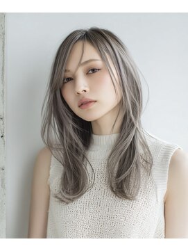 シルバーグレージュのクールロングヘア