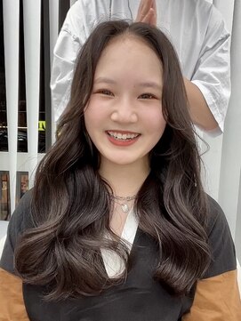 ティア(Tia.) （韓国ヘア/くびれヘア/ロングヘア/前髪/サイドバング/小顔）