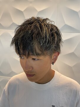 銀座マツナガ 浅草店 ツーブロマッシュ/スパイラルパーマ/金メッシュカラー/20代