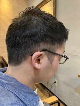 ディアス(DIAS) 清潔感重視◎大人男性に人気のフェードショート