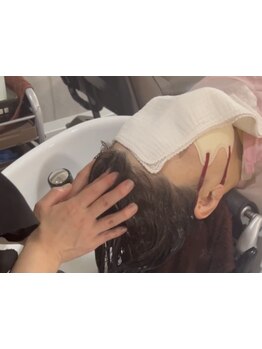 髪質やお悩みに合わせ絶妙な力加減で頭皮からほぐし、疲れを癒す。極上のヘッドスパでリフレッシュ★