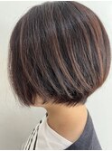 軽やかレイヤーで動きを出す多毛くせ毛ショートボブ