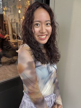 オッジバイケンジ(oggi by KENJE) ロングパーマ/秋パーマ/ボルドーカラー/くるくるパーマ