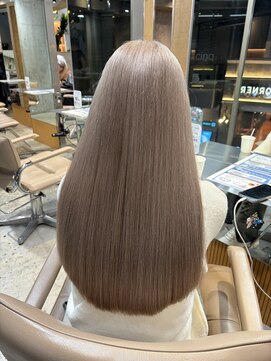 サンク 原宿 表参道(cinq) ミルクティーグレージュ顔まわりレイヤーボブヘーゼルグレージュ