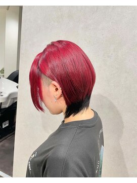 イト(ito) サイド刈り上げウルフ女子赤髪レッドカラー襟足黒派手髪