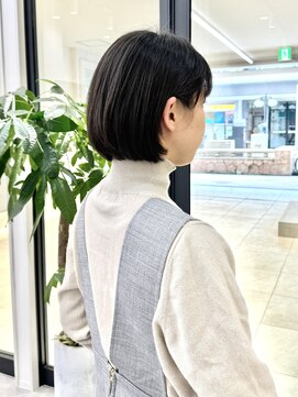 エブリ(evri) 暗い髪でも柔らかく見えるワンカールボブ