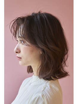 フィガロリビュート(figaro Ribute)の写真/伸びかけも気にならない“白髪ぼかし”で自然な明るさに。透明感のある色味で、肌色まで明るく見せます。