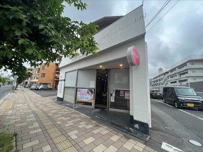 府中中学校徒歩一分！白い建物にピンクの看板が目印です♪