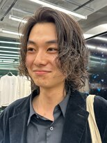 緩めのスパイラルパーマ×センターパートウルフスタイル
