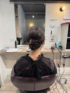 コワファーストナガサキシャンプーボーイ(COIFF1RST NAGASAKI SHAMPOO BOY) シニヨンアレンジ まとめ髪 お呼ばれアレンジ 長崎浜の町