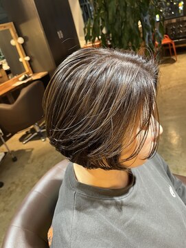 ビハインドザカーテン(BEHIND THE CURTAIN) 白髪ぼかしハイライト×ショートレイヤーボブ