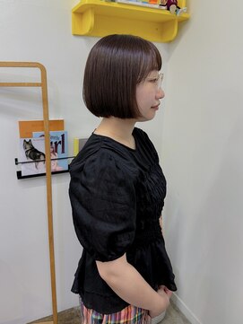 髪と自然 ツヤ感ピンクブラウン × コンパクトボブ