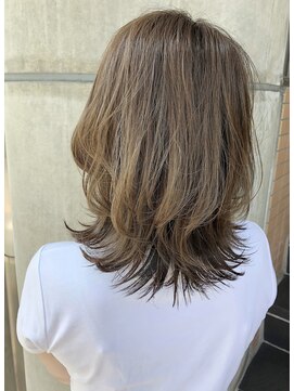 リコ(Lico) パールグレー×ハイライト×外ハネミディアムウルフ