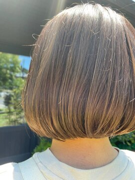 ナンバーエイト(number eight) ナチュラルハイトーンミディアムぱつっとボブ大人かわいい