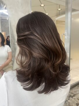 エッセンザ 梅田(ESSENZA) ミディアムレイヤー 海外ヘア