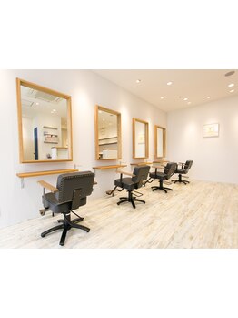 大きな窓から太陽の光が優しく包み込む素敵サロン♪ゆったりと落ち着いた空間で、美しさアップデート！