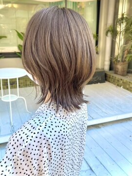 ヘアーメイクオズ(hair make O/S) ウルフショートにマカロンベージュ