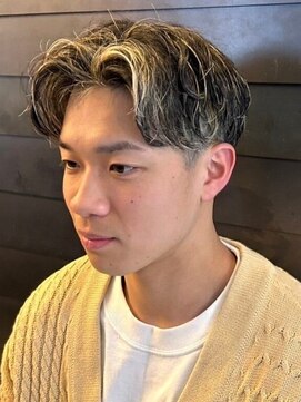 ディスイズバーバーセカンド(THIS IS BARBER 2nd) センターパート ニュアンスパーマ 金髪メッシュ ブリーチ