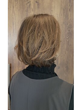 アズーア ヘアーアンドスパ(azure hair&spa) 透明感たっぷり、明るめ白髪ぼかしボブ