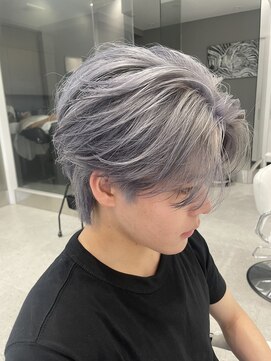 イリ(iLi) 【iLi ×HIRAI】ハイトーン/シルバーカラー/センターパート