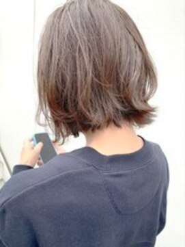 Ruufus恵比寿南/白髪ぼかしハイライト/ショートボブ/髪質改善 大人可愛い外ハネボブ｜30代・40代向け白髪ぼかしスタイル