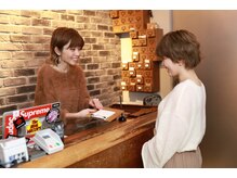 １、子連れで行っても大丈夫ですか？　２、妊婦でも大丈夫ですか？　３、友達と同時来店は大丈夫ですか？