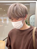 渋谷メンズブリーチカラーミルクティーベージュセンターパート