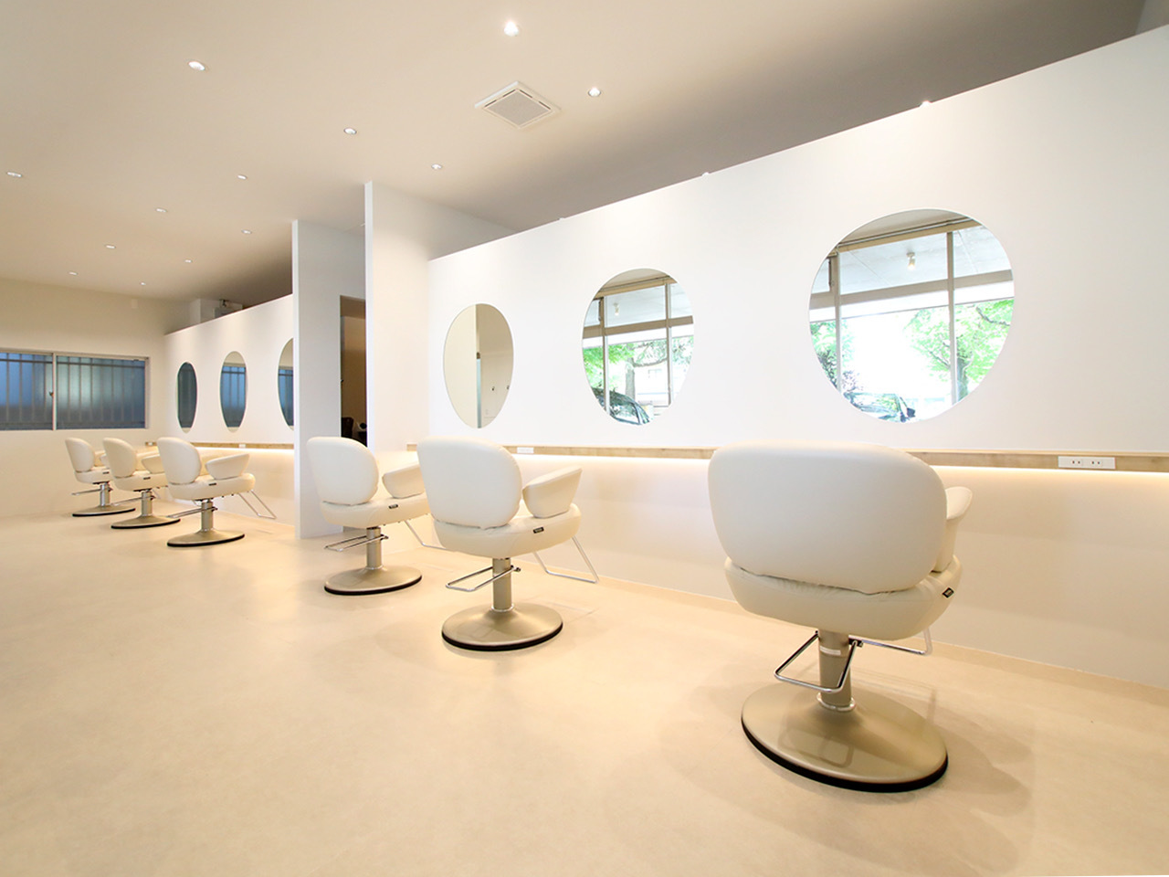 トリニティ ヘアー デザイン(TRiNiTy HAIR DESIGN)の雰囲気（落ち着く雰囲気の店内です♪）