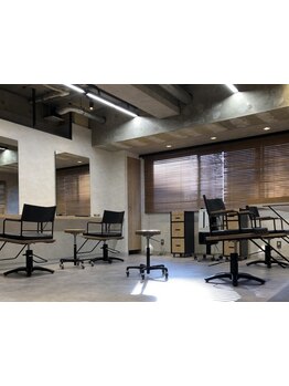 横浜西口徒歩8分の好立地。こだわり空間で叶える、理想のヘアスタイル。