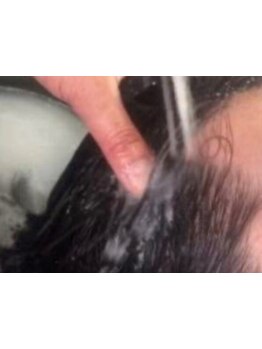 炭酸ヘッドスパマッサージで美しい髪を作る土台となる頭皮を健康にしていきます。