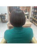 グレイヘアを活かした表面のみハイライト×シンプルボブヘアー