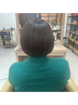 ヘアーサロン ハイプ(HYPE) グレイヘアを活かした表面のみハイライト×シンプルボブヘアー