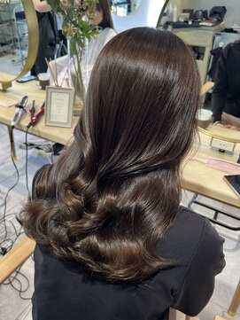 ティア(Tia.) (韓国風/くびれヘア/縮毛矯正/前髪/サイドバング/小顔)