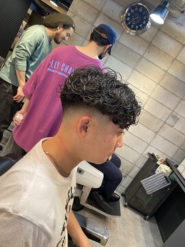 フランクスバーバー アンド ビアークラブ(FRANK'S BARBER and BEER CLUB) カーリーセンターパート