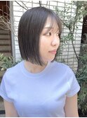 ぱつっとラインの切りっぱなしボブとグレージュカラー
