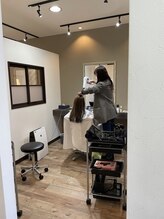 全員スタイリストでマンツーマン施術