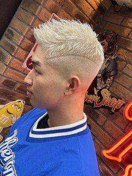 ムア(MUA) ホワイト　フェードカット　スキンフェード