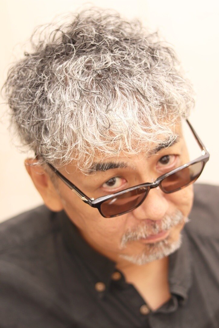 60代グレーヘアツーブロックスパイラルパーマ激やばイケオジ
