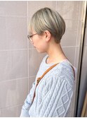 ホワイトグレージュで魅せるコンパクトマッシュショート
