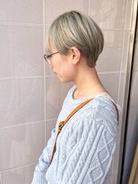 ロジックマジック(Logic Magic) ホワイトグレージュで魅せるコンパクトマッシュショート