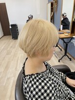 ルル 宇都宮(Loulou) 脱白髪染めライトベージュ×ショートスタイル