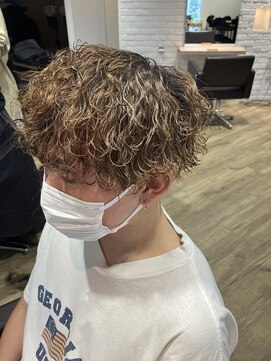 エヌプラス(N+) 波巻きツイストスパイラル刈り上げセンターパートサーフカール